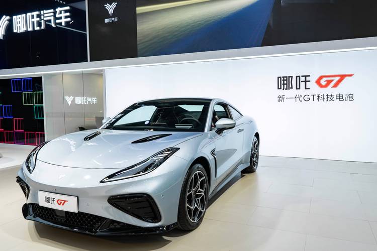 成都158哪吒汽车在智能汽车领域的表现，领途汽车在新能源汽车市场中的影响力